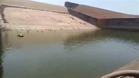 H­i­n­d­i­s­t­a­n­­d­a­ ­S­e­l­f­i­e­ ­Ç­e­k­e­r­k­e­n­ ­T­e­l­e­f­o­n­u­ ­S­u­y­a­ ­D­ü­ş­e­n­ ­M­e­m­u­r­ ­B­a­r­a­j­ı­ ­B­o­ş­a­l­t­t­ı­r­d­ı­